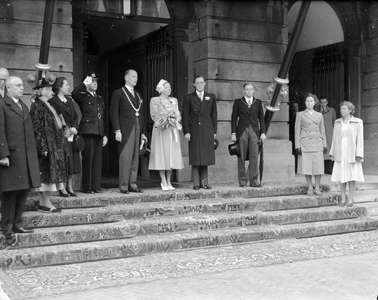 100091 Afbeelding van het bezoek van Koningin Juliana en Prins Bernhard aan de stad Utrecht, tijdens ontvangst op het ...